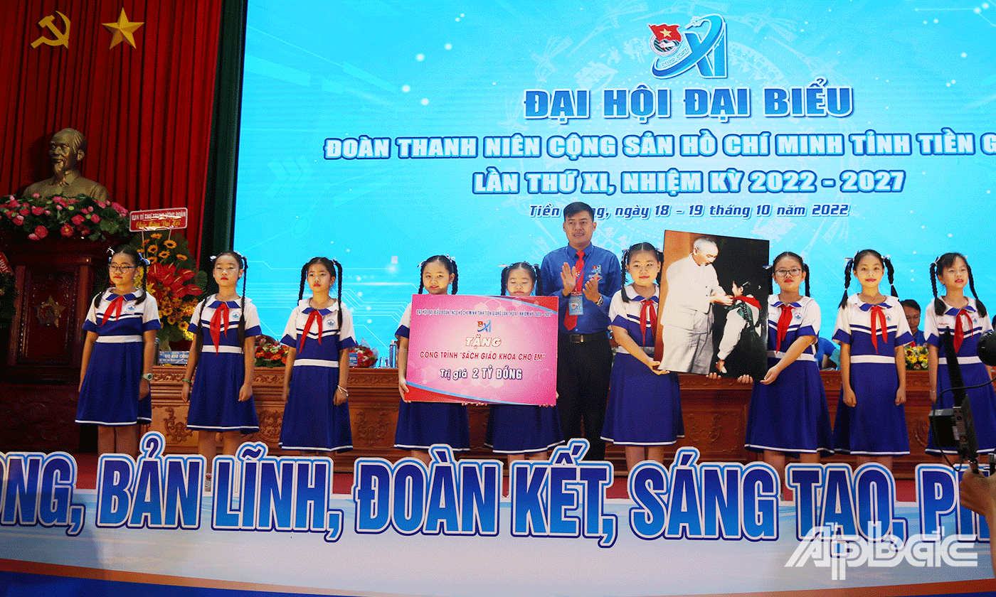 Đoàn chủ tịch Đại hội tặng công công trình “Sách Giáo khoa cho em” trị giá 2 tỷ đồng, cho các em thiếu nhi khó khăn