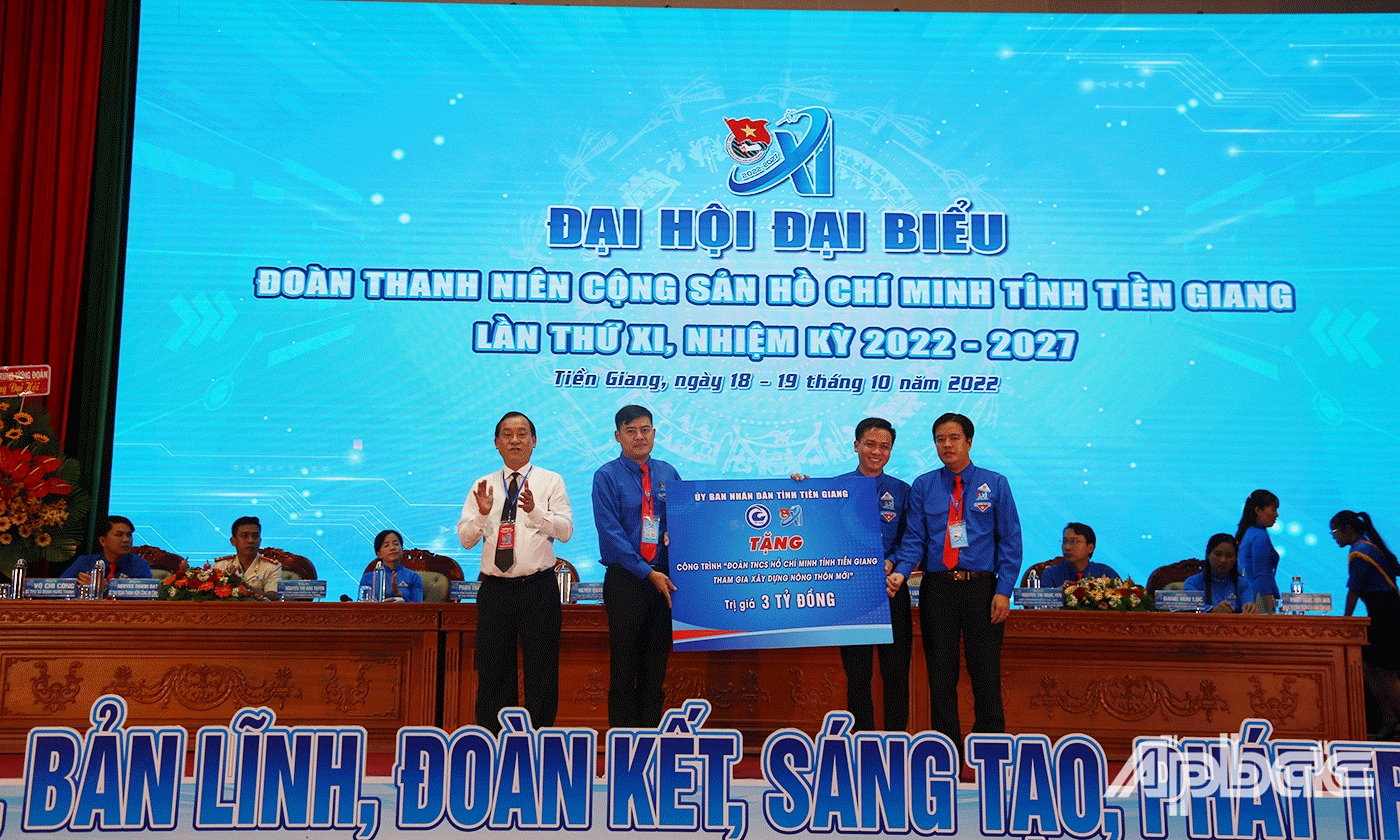 đồng chí Võ Văn Bình – Phó Bí thư thường trực Tỉnh ủy Tiền Giang – Chủ tịch HĐND tỉnh Tiền Giang trao tặng bức trướng cho tuổi trẻ tỉnh Tiền Giang với nội dung “Tuổi trẻ Tiền Giang Khát vọng – Bản lĩnh – Đoàn kết – Sáng tạo – Phát triển”. 
