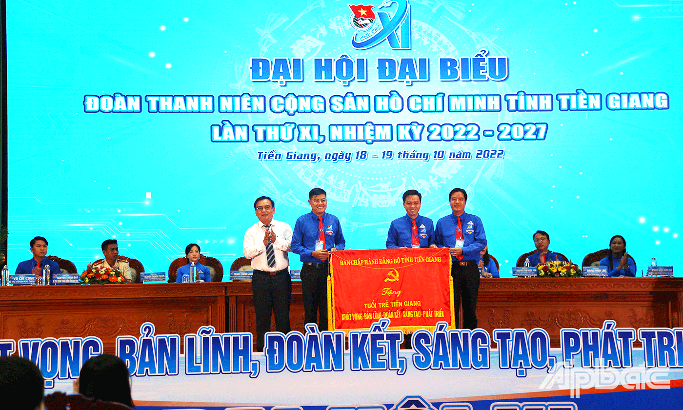 đồng chí Võ Văn Bình – Phó Bí thư thường trực Tỉnh ủy Tiền Giang – Chủ tịch HĐND tỉnh Tiền Giang trao tặng bức trướng cho tuổi trẻ tỉnh Tiền Giang với nội dung “Tuổi trẻ Tiền Giang Khát vọng – Bản lĩnh – Đoàn kết – Sáng tạo – Phát triển”. 