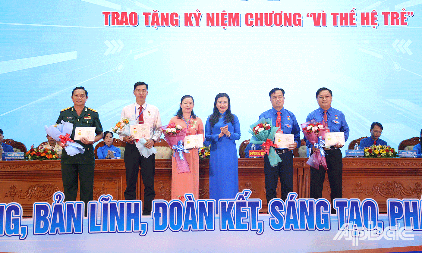 Ban Bí thư Trung ương Đoàn trao tặng kỷ niệm chương “Vì thế hệ trẻ” cho các cá nhân có nhiều đóng góp, cống hiến trong sự nghiệp giáo dục, đào tạo, bồi dưỡng thế hệ trẻ Việt Nam