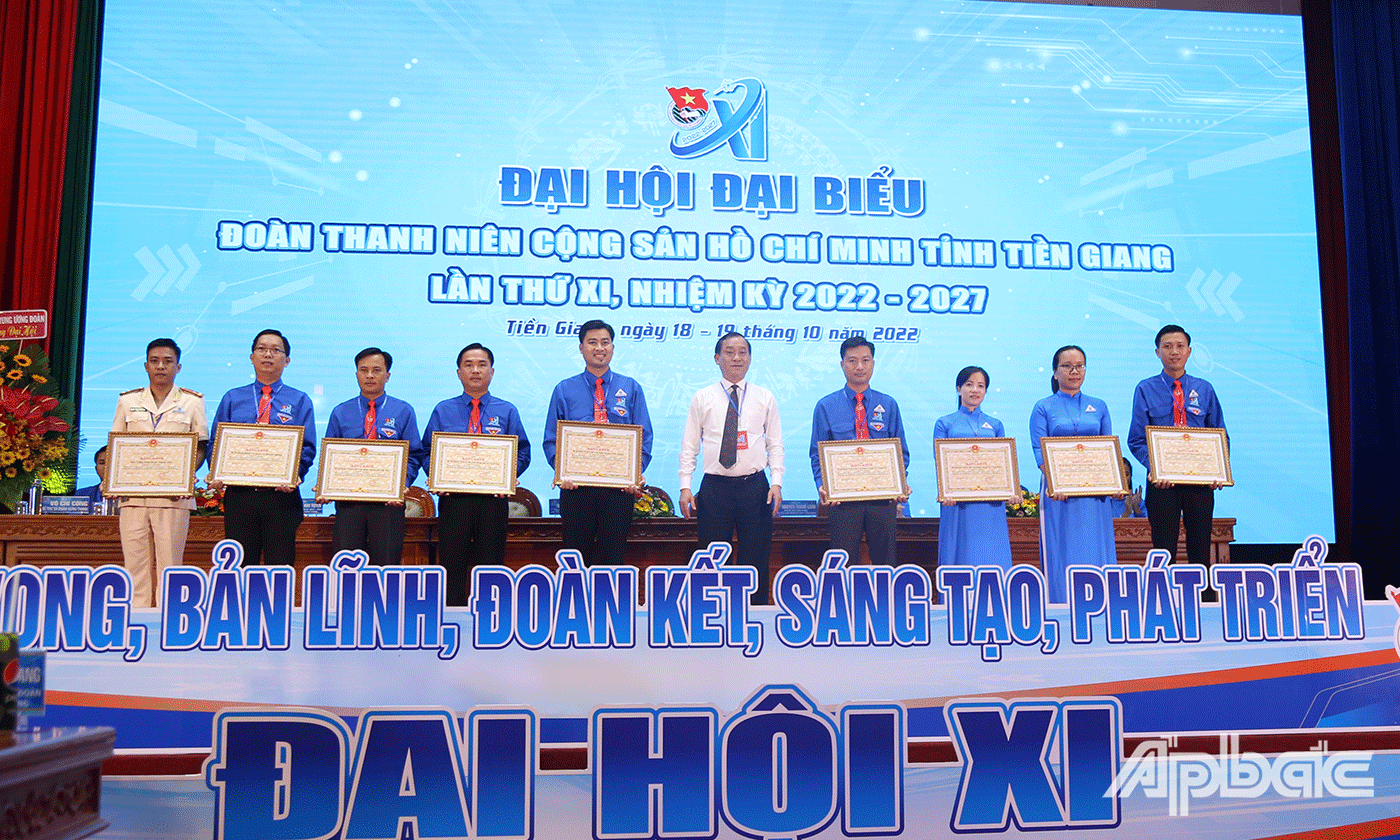 Đồng chí Nguyễn Văn Vĩnh, Phó Bí thư Tỉnh ủy, Chủ tịch UBND tỉnh Tiền Giang trao tặng Bằng khen của Ủy ban nhân dân tỉnh khen thưởng cho các đồng chí đã hoàn thành xuất sắc nhiệm vụ công tác Đoàn và phong trào thanh thiếu nhi tỉnh Tiền Giang nhiệm kỳ 2017-2022