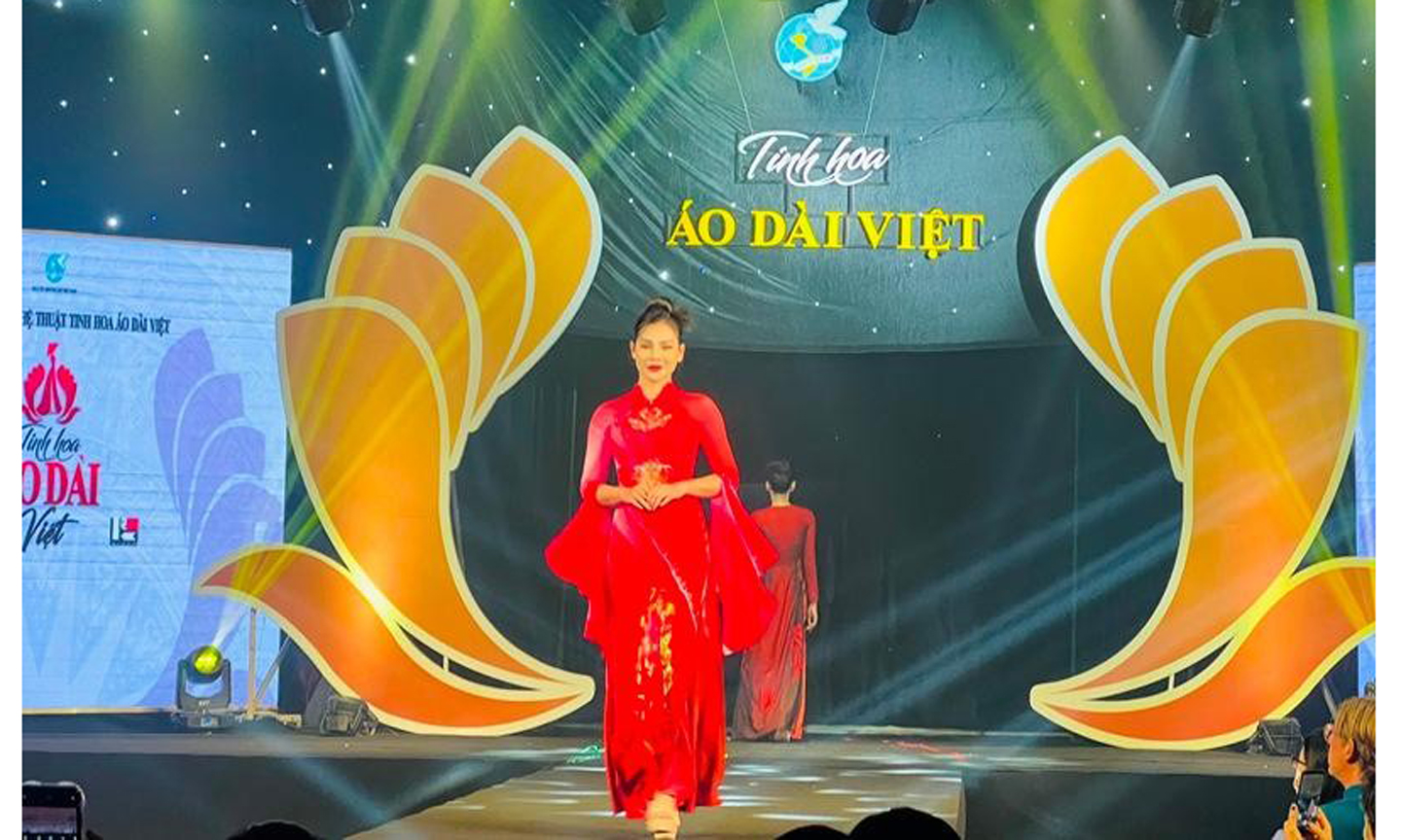 Màn trình diễn áo dài tại chương trình. 