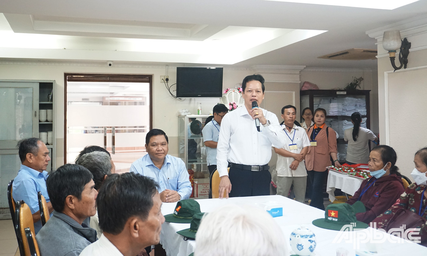 Phó Chủ tịch UBND tỉnh Nguyễn Thành Diệu chúc các thành viên trong Đoàn nhiều sức khỏe và có chuyến tham quan thú vị ở thủ đô