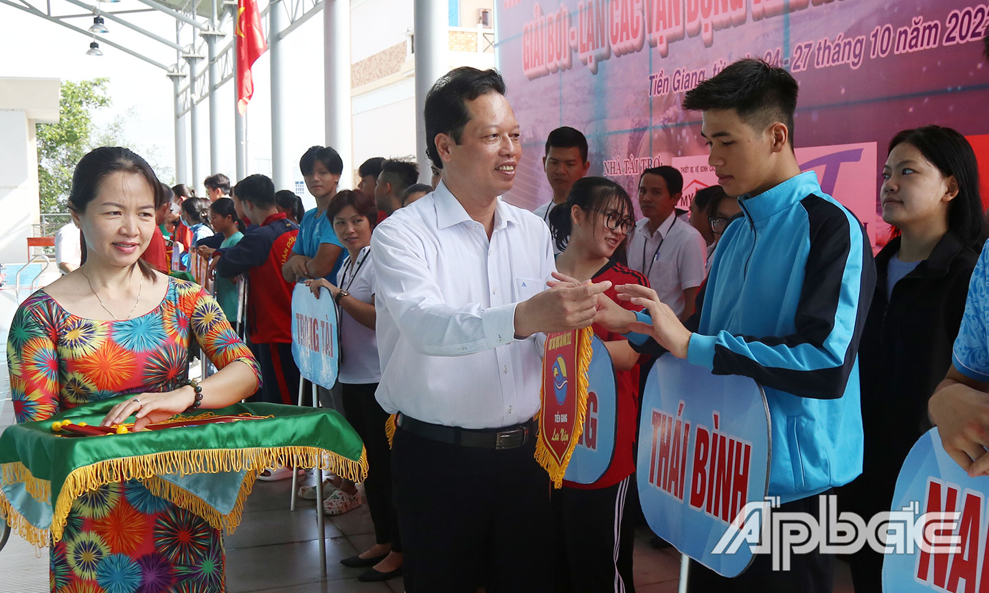 Đồng chí Nguyễn Thành Diệu trao cờ lưu niệm cho các đơn vị.