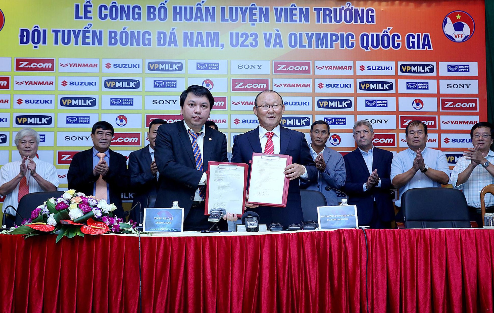 Huấn luyện viên Park Hang-seo ra mắt bóng đá Việt Nam.