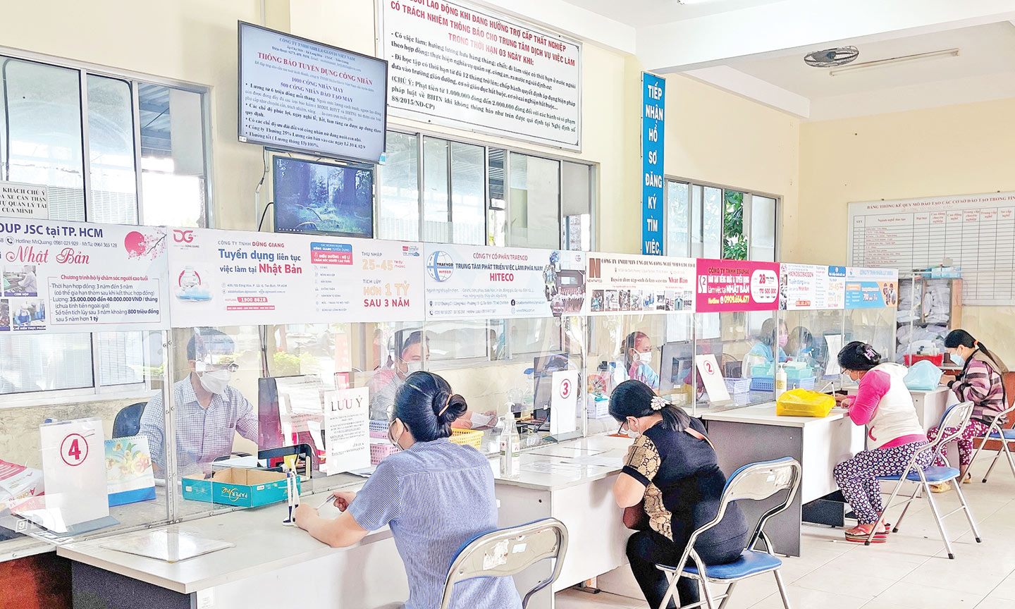 Người lao động nộp hồ sơ hưởng trợ cấp thất nghiệp.