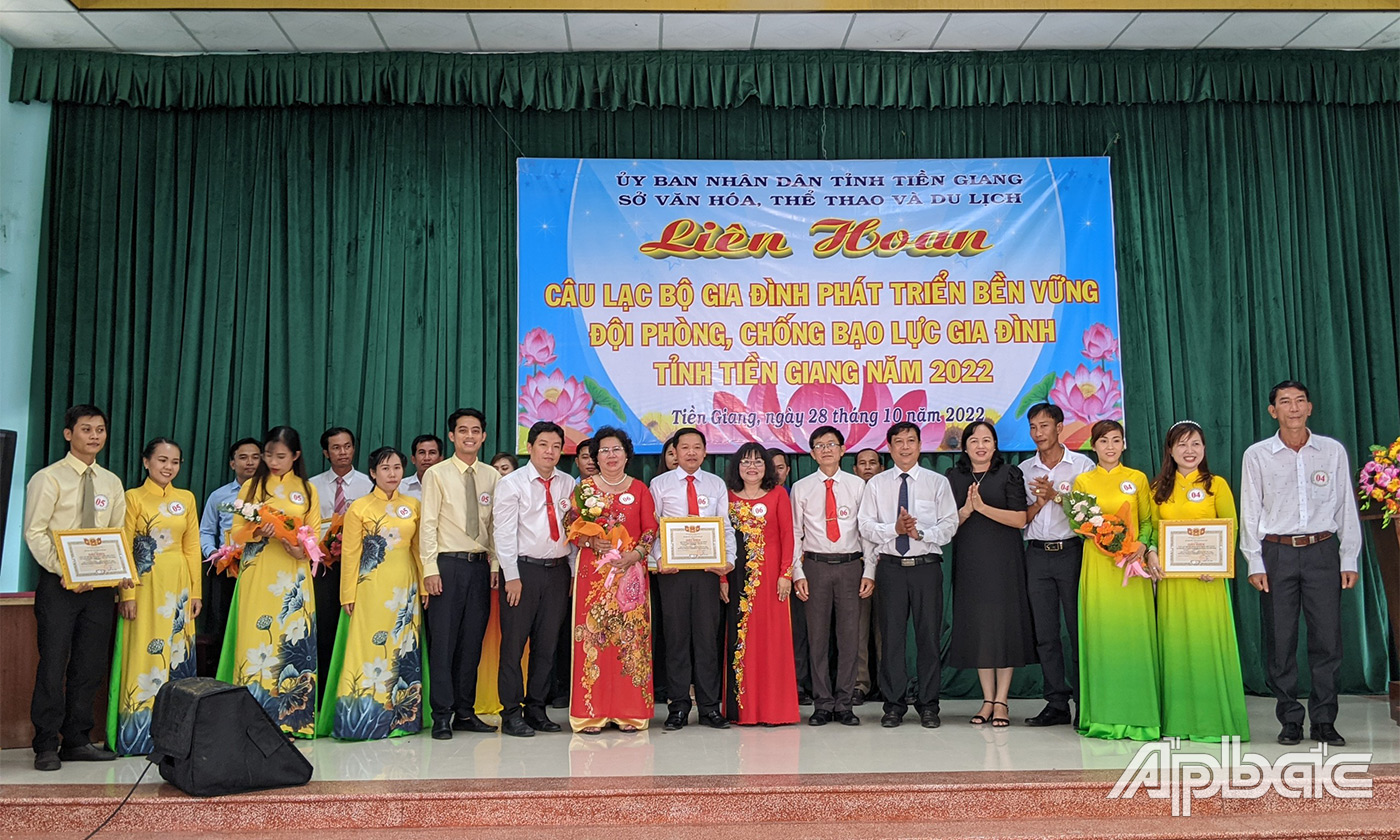 Phó giám đốc Sở VHTTDL Võ Văn Chiến trao giấy khen của Sở VHTTDL