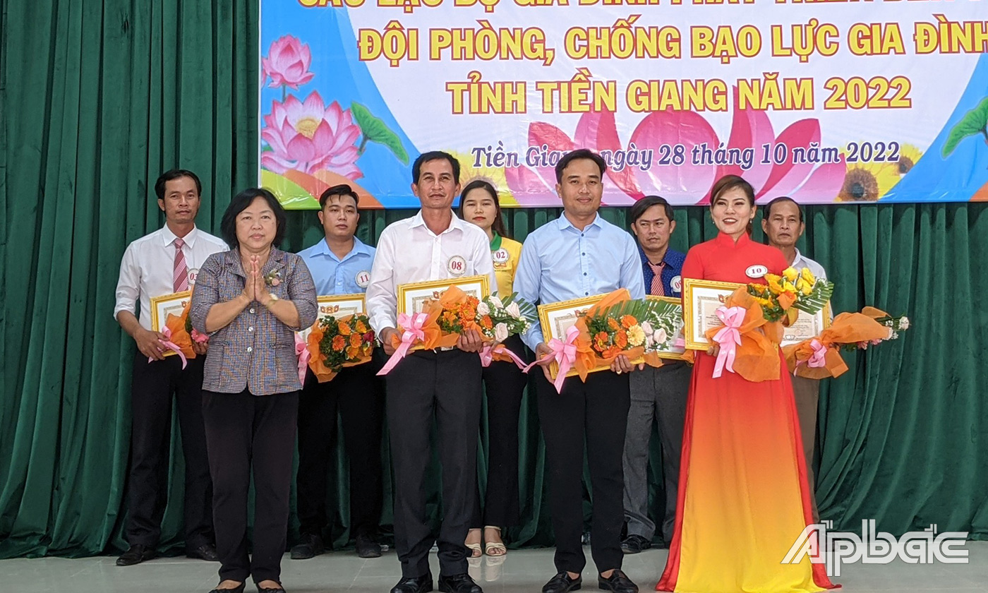 Đại diện Ban giám khảo trao giải Ba 