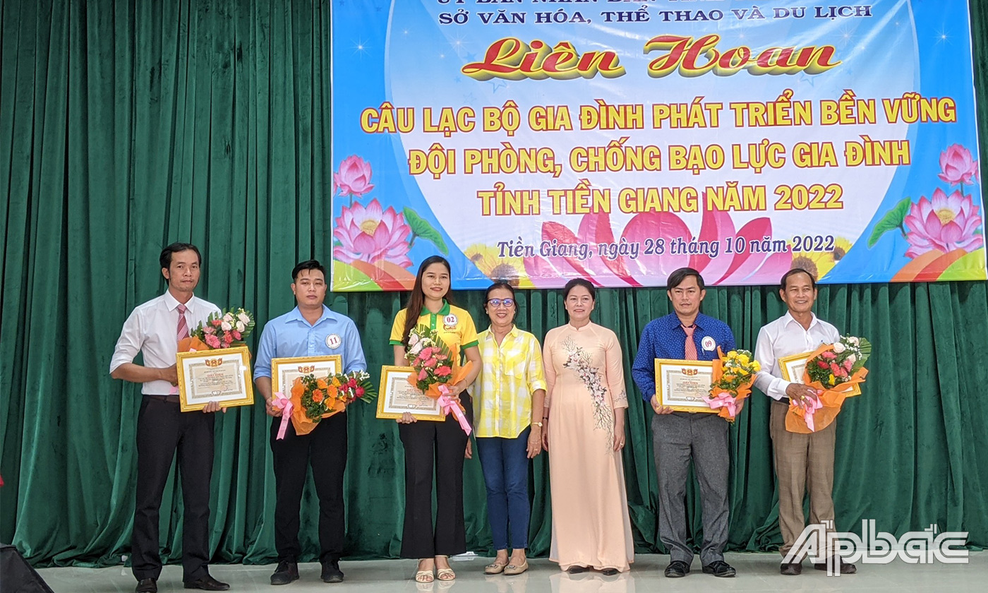 Trao Giấy khen cho các đội đoạt giải Khuyến khích.