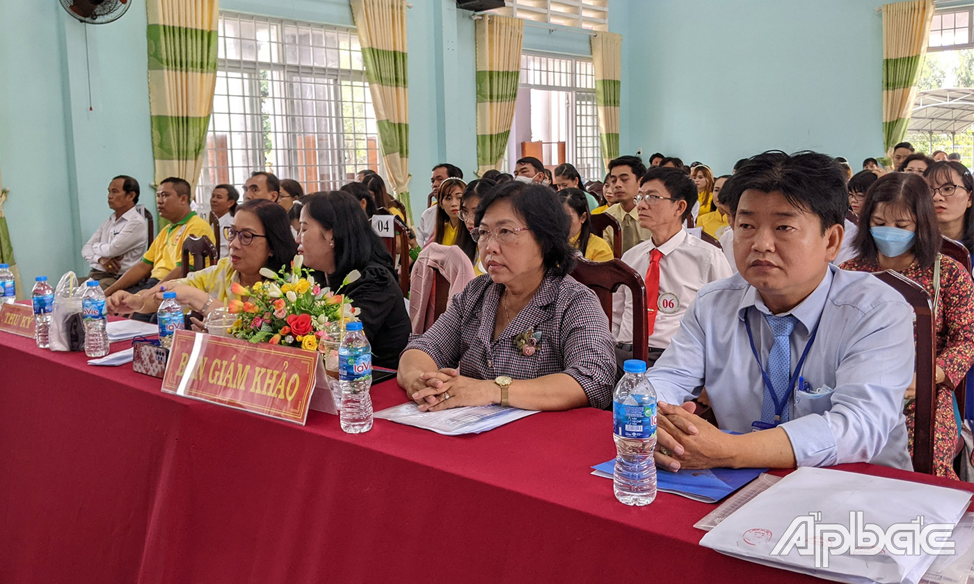 Ban giám khảo chấm điểm các đội