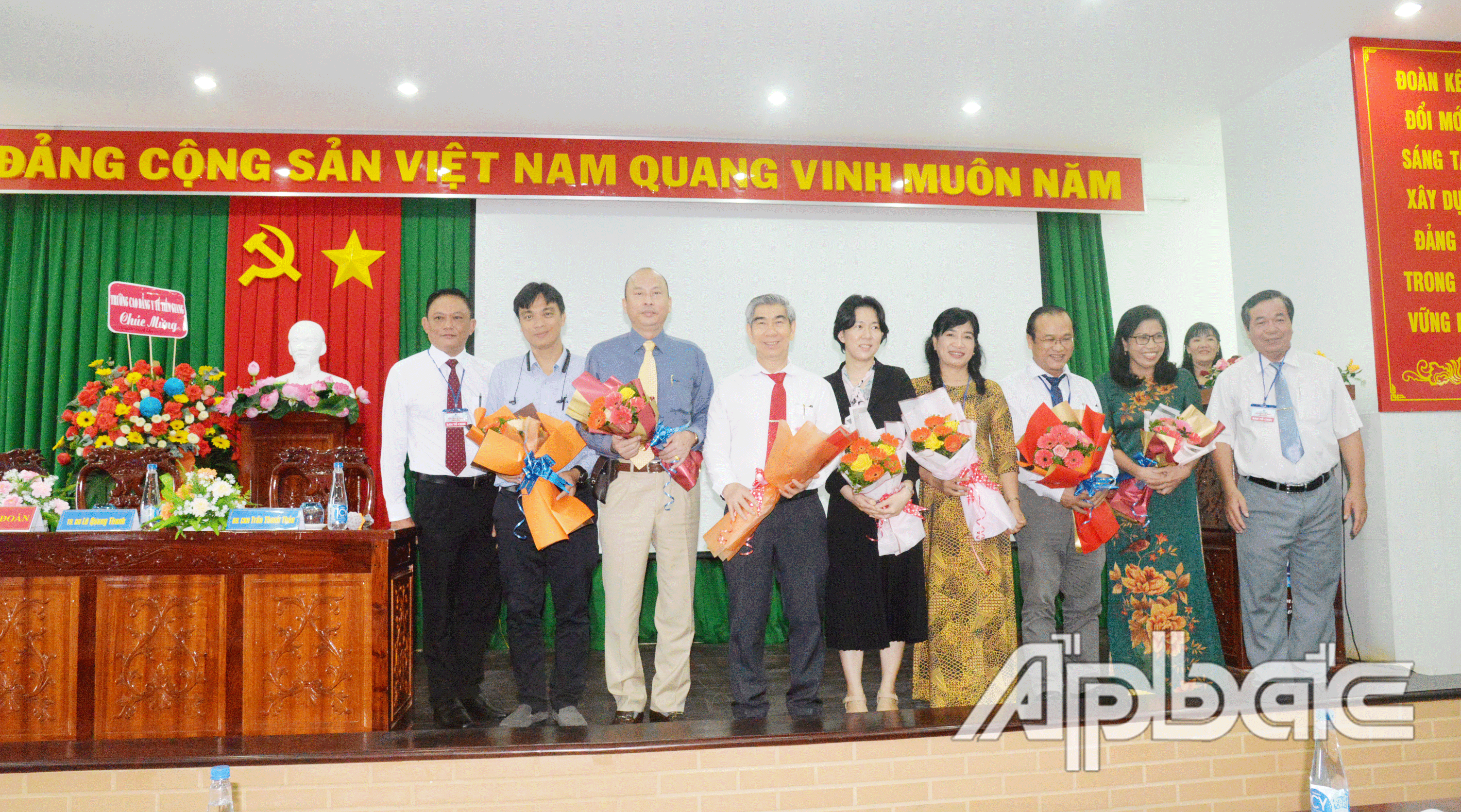 Lãnh đạo Bệnh viện Phụ sản Tiền Giang tặng hoa các báo cáo viên tại hội nghị