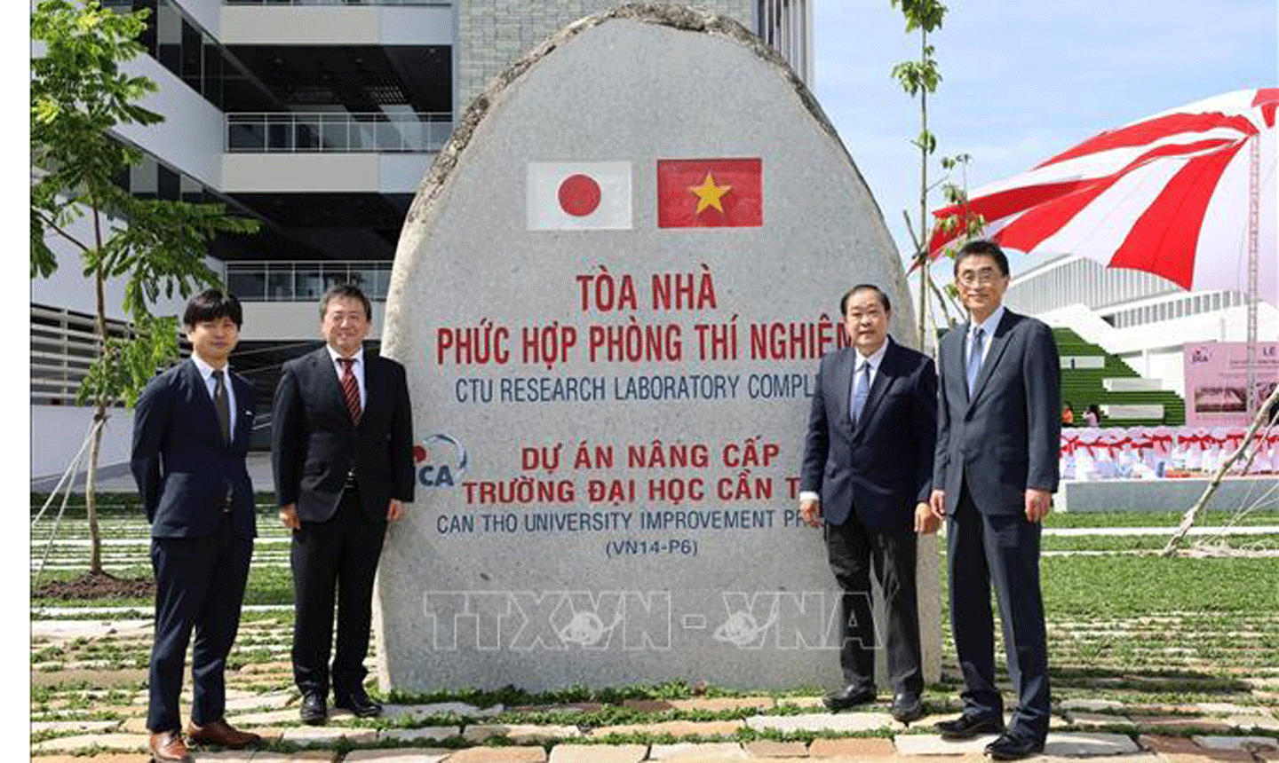 Các đại biểu chụp ảnh lưu niệm trước công trình.