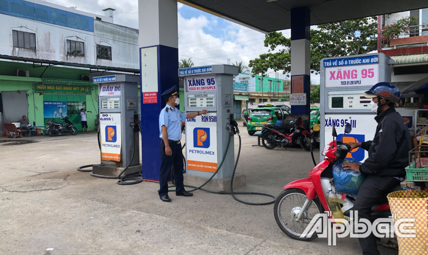 Lực lượng QLTT tăng cường giám sát hoạt động kinh doanh xăng, dầu, góp phần ổn định tình hình cung ứng xăng, dầu trên địa bàn tỉnh.