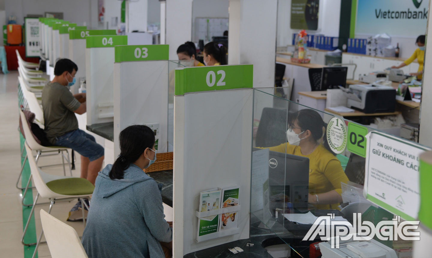 Hoạt động giao dịch tại Vietcombank chi nhánh Tiền Giang. Ảnh: T. THIỆN