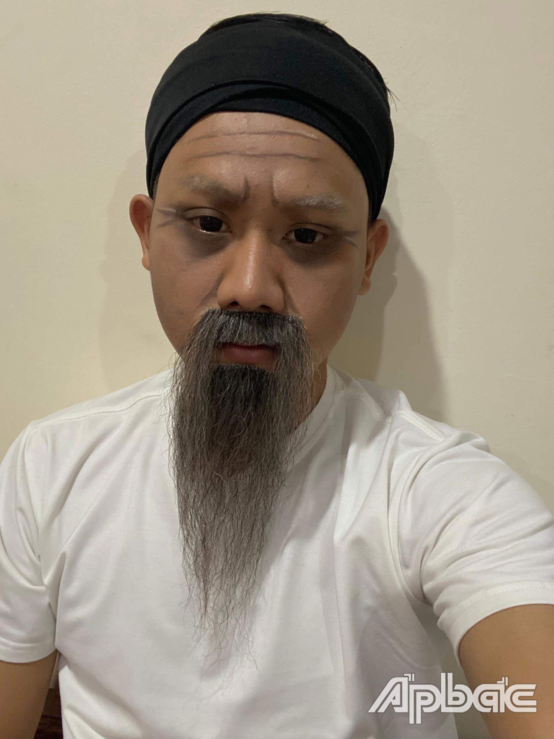 Phước Lộc chuẩn bị cho vai diễn cụ Đồ Chiểu trong tiết mục múa Tâm Tư.