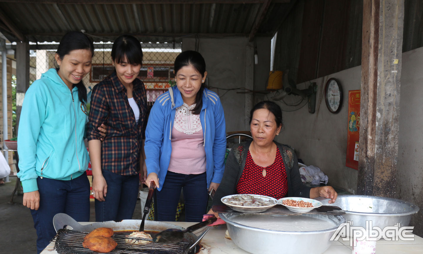 Bánh vá Chợ Giồng là đặc sản không thể bỏ qua khi du khách đến huyện Gò Công Tây.