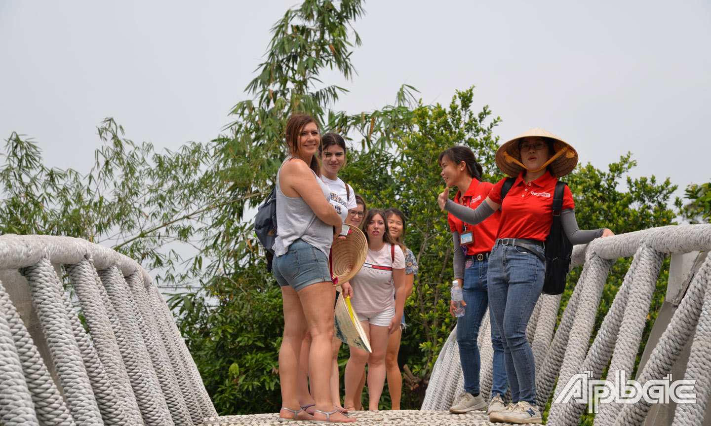 Khách du lịch quốc tế đến tham quan  Làng cổ Đông Hòa Hiệp.