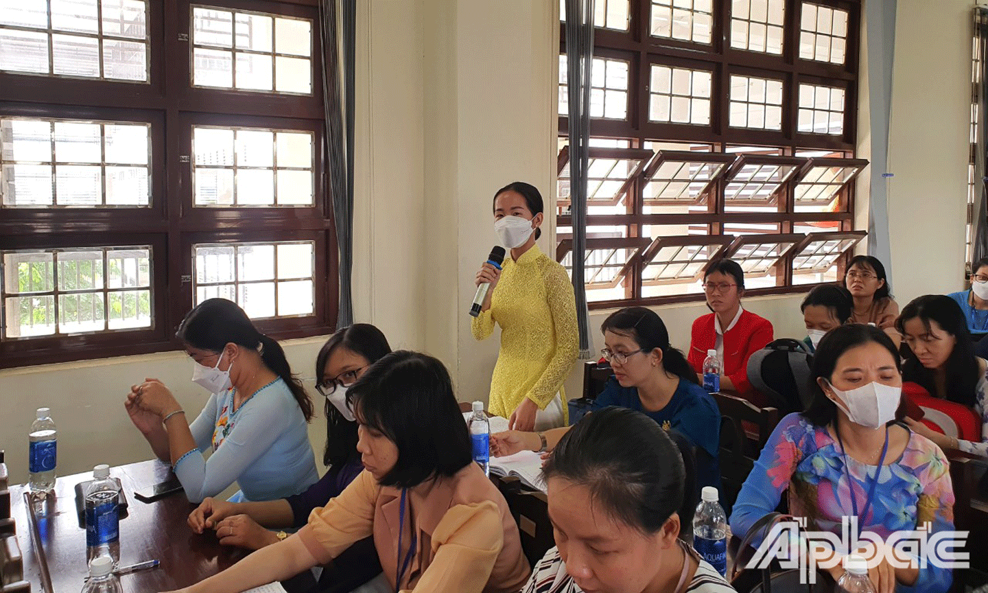 Giáo viên tham gia bồi dưỡng phát biểu ý kiến. 