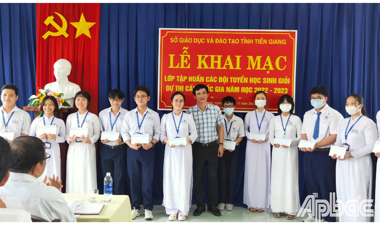 Trao quà cho học sinh các đội tuyển. 