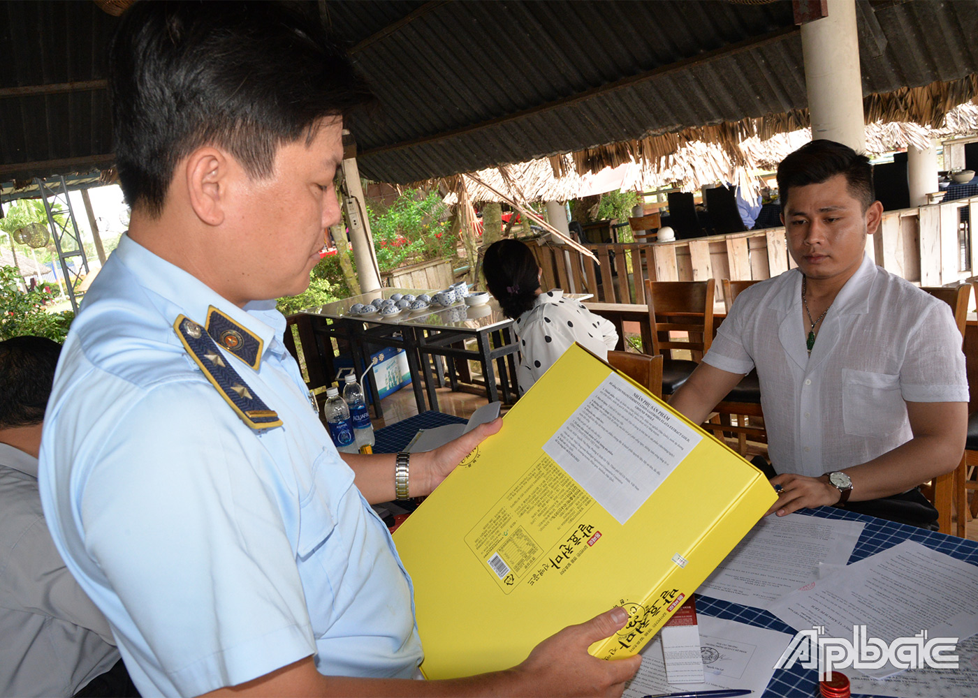 Cán bộ Cục quản lý thị trường tỉnh Tiền Giang kiểm tra nguồn gốc sản phẩm