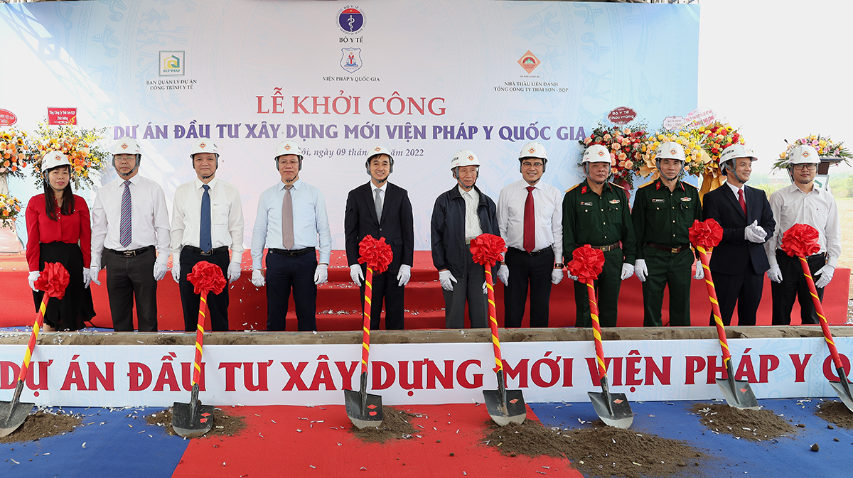 Thứ trưởng Bộ Y tế Trần Văn Thuấn, lãnh đạo các đơn vị tại lễ khởi công dự án Viện Pháp y Quốc gia (Ảnh: Trần Minh)