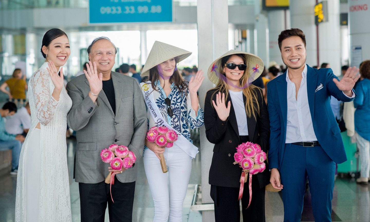 Ông John Singh, người sáng lập và chủ sở hữu của thương hiệu Miss Tourism cùng thí sinh các nước đến Việt Nam tham dự Vòng Chung kết Hoa hậu Du lịch thế giới 2022 - Ảnh: VGP