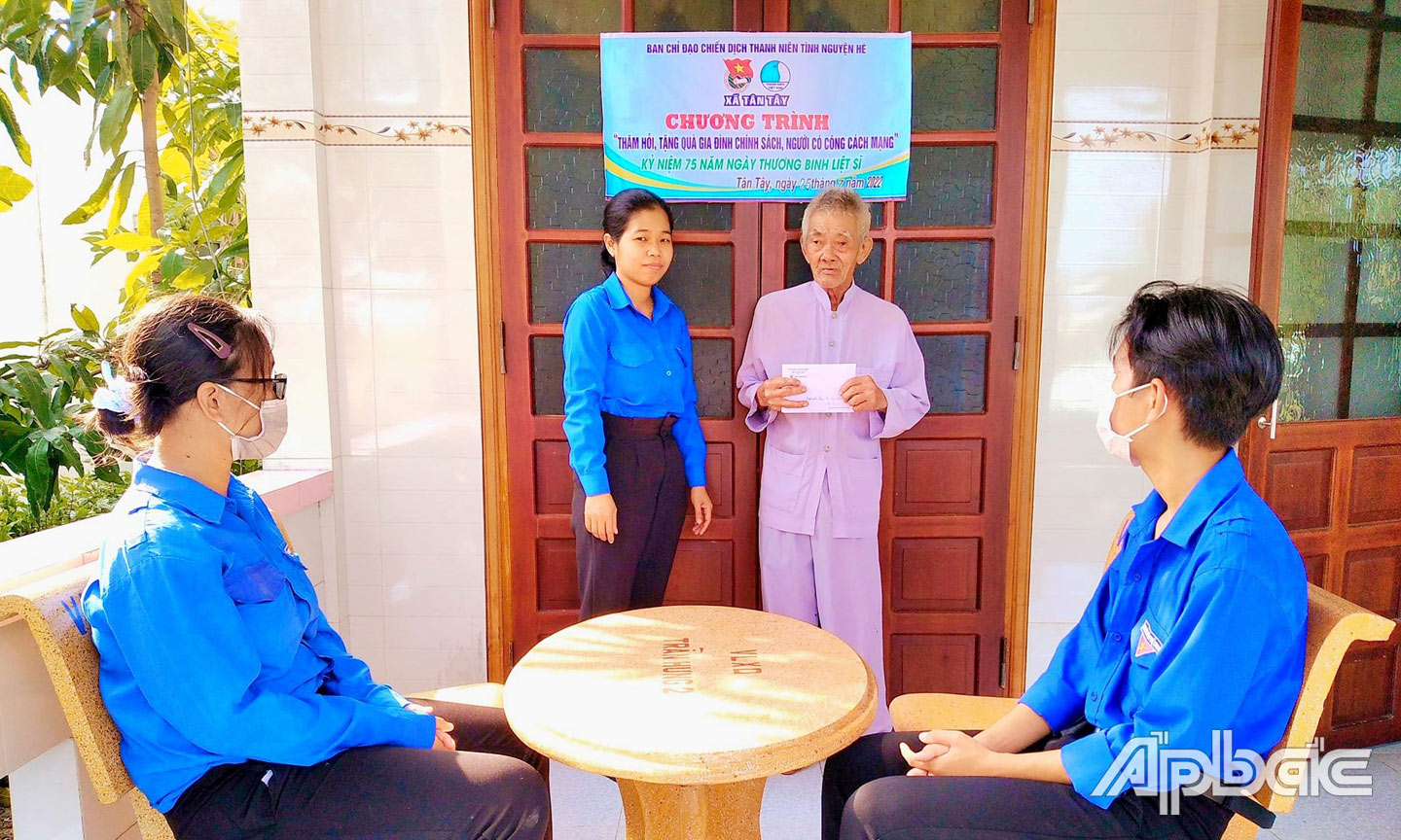 Dương Thị Ngọc Oanh thăm, tặng quà cho gia đình chính sách.