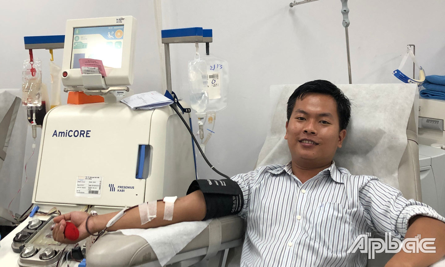 Thượng úy Võ Văn Lộc tham gia hiến máu tình nguyện