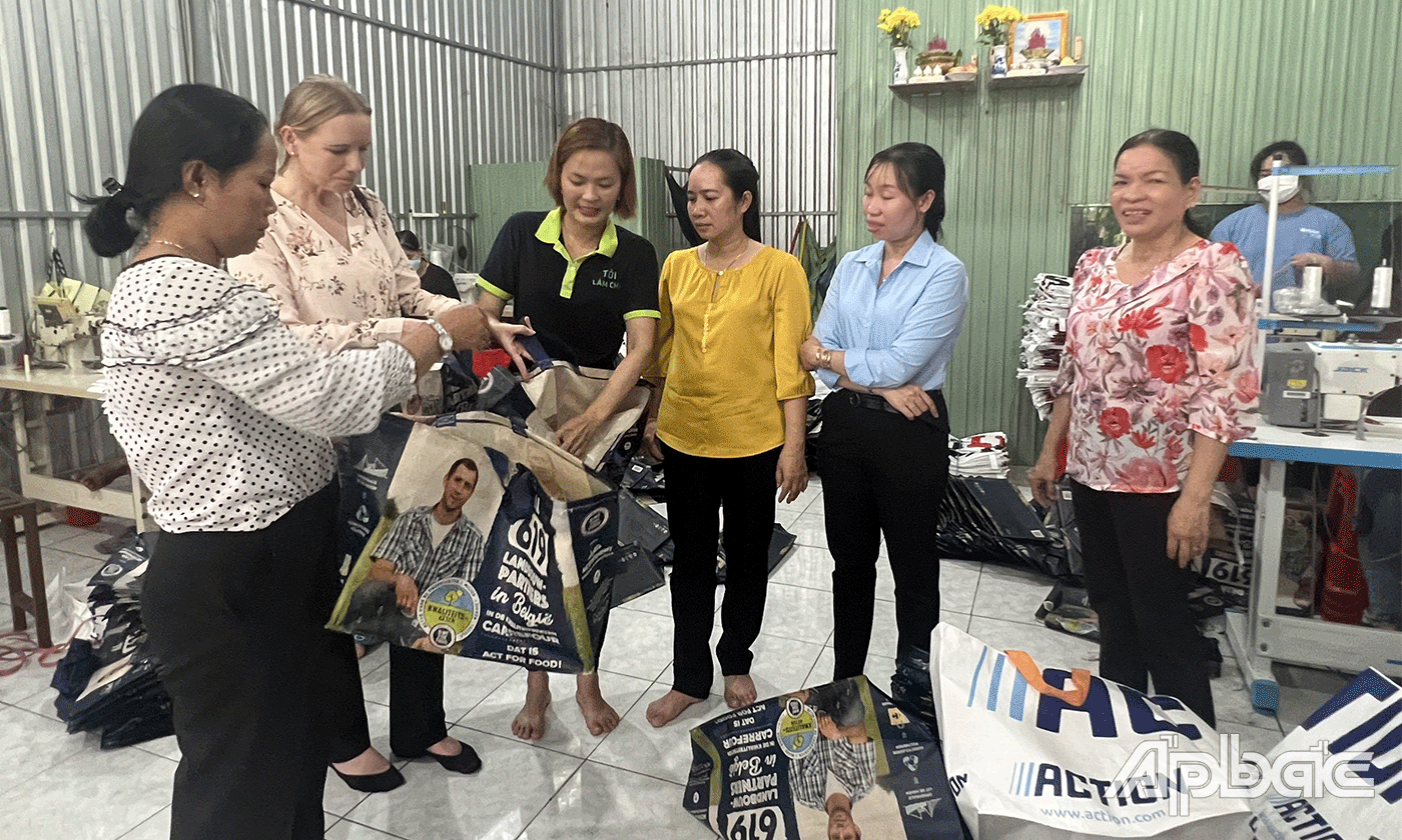 chị Võ Thị Hậu (thứ 3 từ trái qua) chia sẻ hành trình khởi nghiệp.