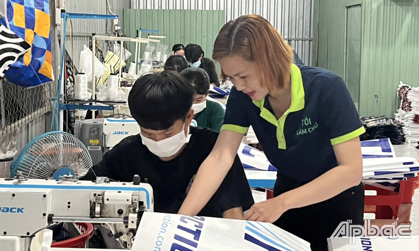 Chị Hậu hướng dẫn tận tình những nhân công mới vào làm.