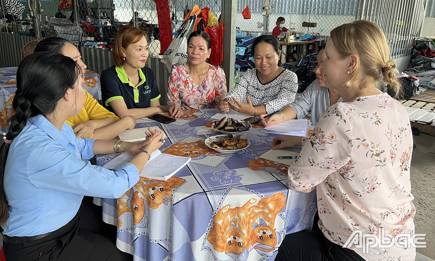 chị Võ Thị Hậu (thứ 3 từ trái qua) chia sẻ hành trình khởi nghiệp.