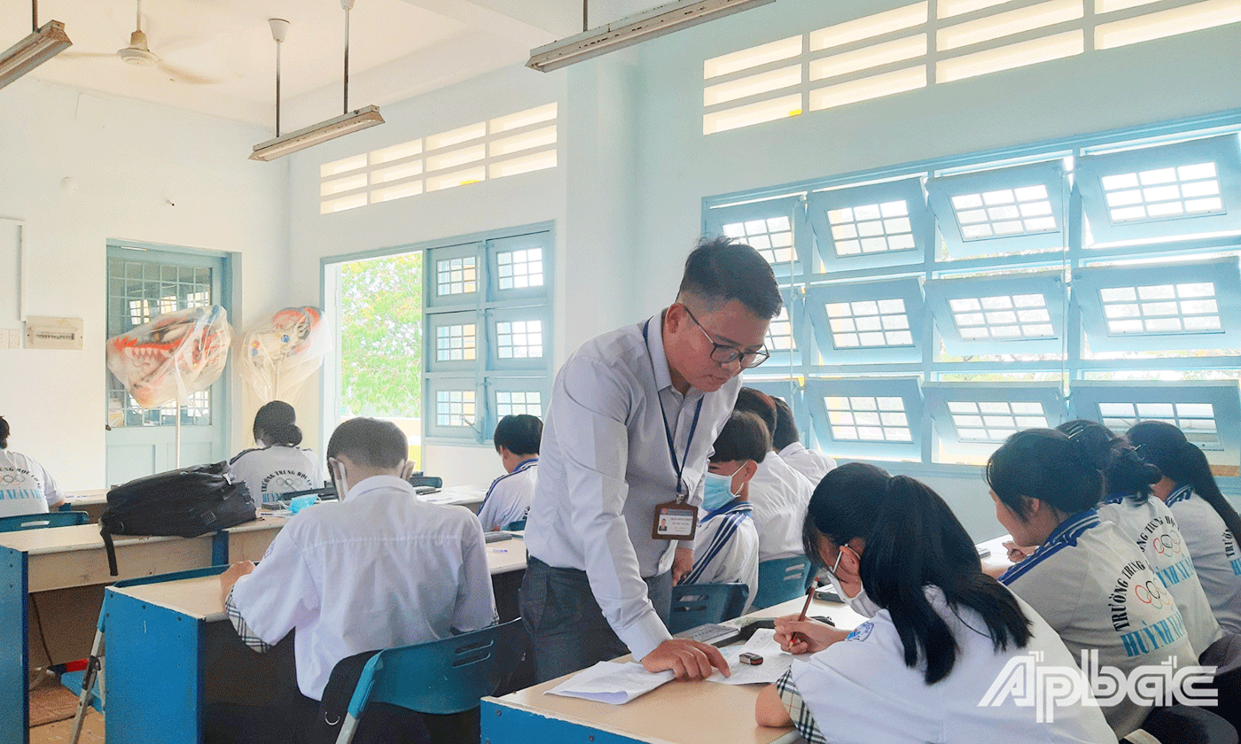 Thầy Trần Minh Thiện hướng dẫn học sinh trong tiết học tiếng Anh do mình giảng dạy