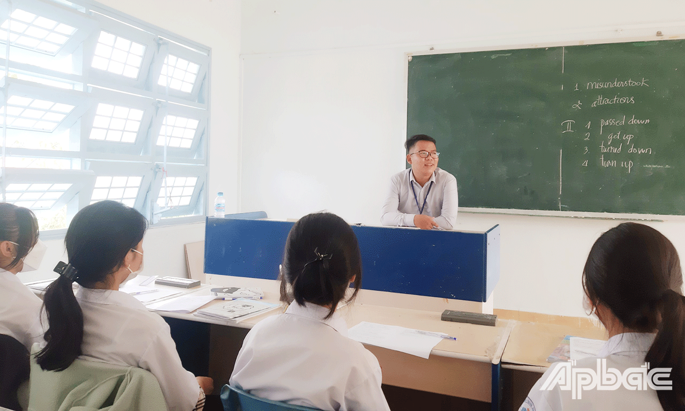 Tuy hoàn cảnh khó khăn, nhưng Thầy Thiện luôn lạc quan, tìm cách vượt qua, vươn lên nghịch cảnh, để thực hiện ước mơ làm nghề giáo của mình