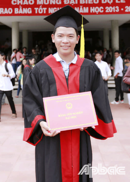 Nụ cười hạnh phúc của Thầy Trần Minh Thiện trong ngày nhận Bằng tốt nghiệp của Trường Đại học Cần Thơ