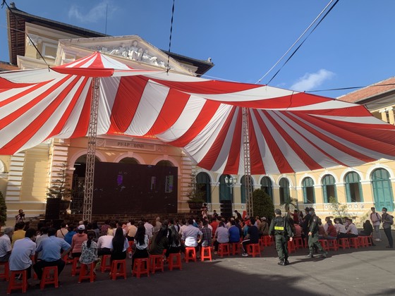 Người dân theo dõi phiên tòa qua màn hình lớn bên trong trụ sở tòa án. Ảnh: CHÍ THẠCH 