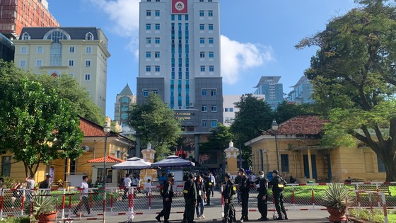 Lực lượng chức năng kiểm tra kỹ lưỡng những người ra vào khu vực xét xử. Ảnh: CHÍ THẠCH 