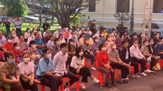 Người dân theo dõi phiên tòa qua màn hình lớn bên trong trụ sở tòa án. Ảnh: CHÍ THẠCH 