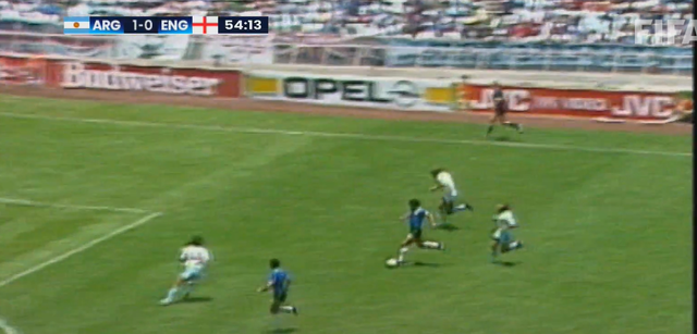 Maradona (áo xanh bên phải) đi bóng qua hàng loạt cầu thủ Anh rồi ghi bàn thắng thứ 2 cho Argentina tại Mexico 1986-Ảnh: FIFA.com