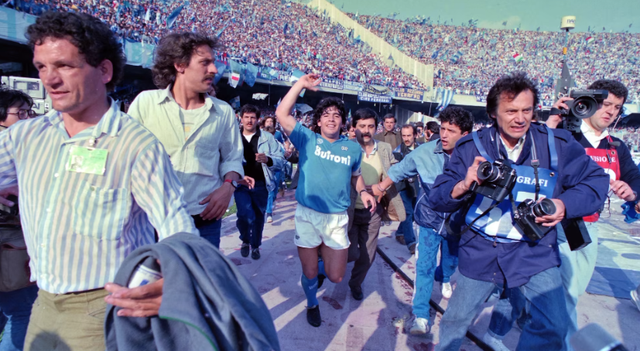 Diego Maradona ăn mừng sau khi Napoli vô địch Serie A 1986/87 - Ảnh: FIFA