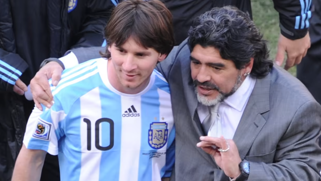 Lionel Messi và Diego Maradona ăn mừng sau chiến thắng của Argentina tại World Cup Nam Phi 2010, lúc này, Maradona là HLV trưởng ĐT Argentina - Ảnh: FIFA.com