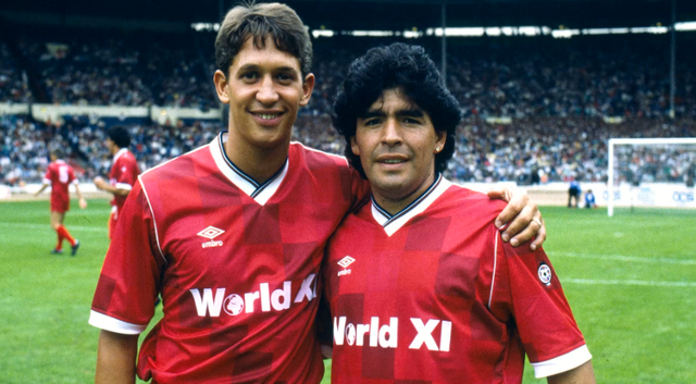 Cầu thủ ĐT Anh Gary Lineker (bên trái) và Diego Maradona tại trận đấu kỷ niệm 100 năm Liên đoàn Bóng đá Anh năm 1987 - Ảnh: FIFA.com