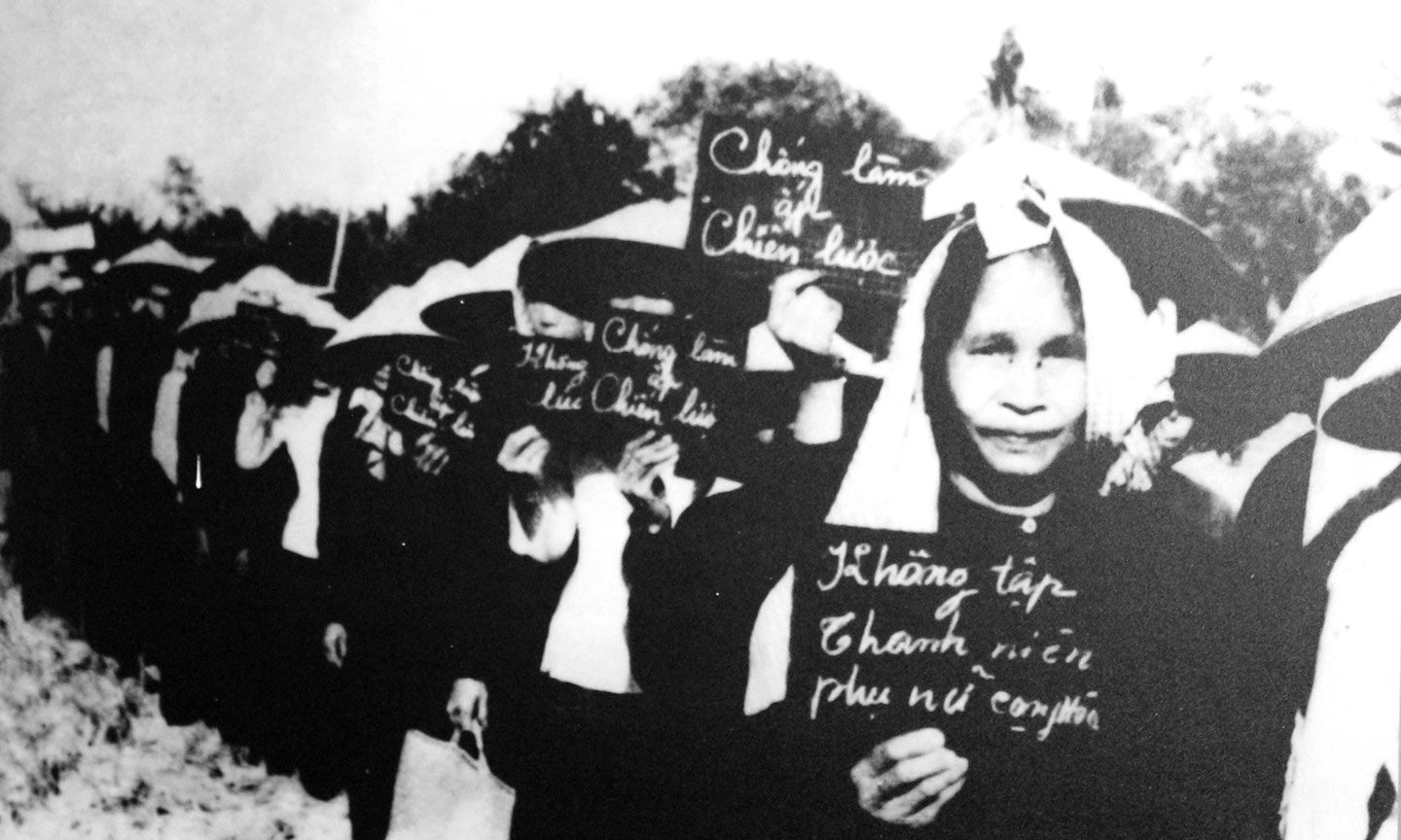 Nông dân tỉnh Mỹ Tho biểu tình chống Mỹ và tay sai lập ấp chiến lược và bắt thanh niên, phụ nữ vào tổ chức cộng hòa. Ảnh: Tư liệu