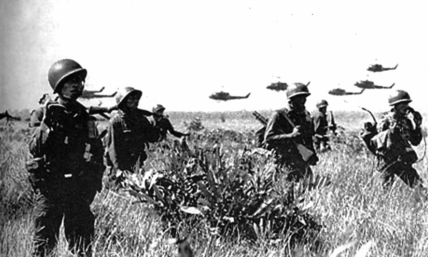 Chiến thuật trực thăng vận  của Mỹ trong trận Ấp Bắc. Ảnh Tư liệu