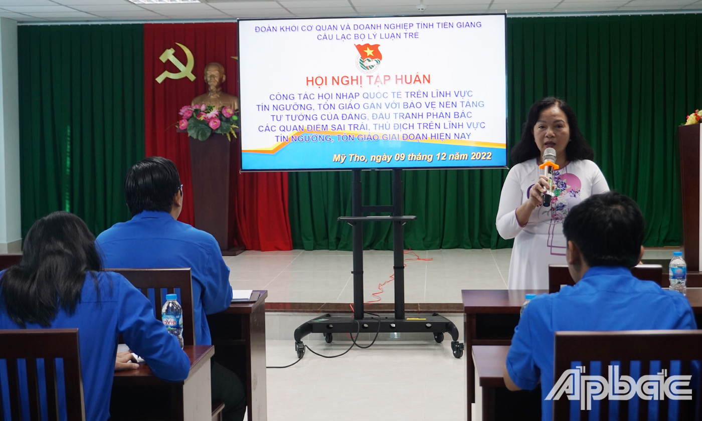 Đồng chí Bùi Thị Mai báo cáo chuyên đề tập huấn