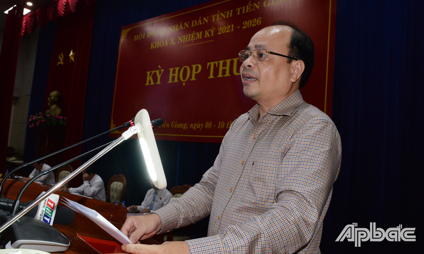 Trần Văn Dũng, Ủy viên Ủy ban nhân dân tỉnh, Giám đốc Sở Thông tin và Truyền thông trình tóm tắt tờ trình kèm theo Nghị quyết