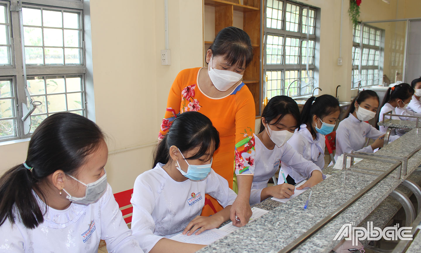 Giờ học của học sinh Trường THCS Vĩnh Kim.