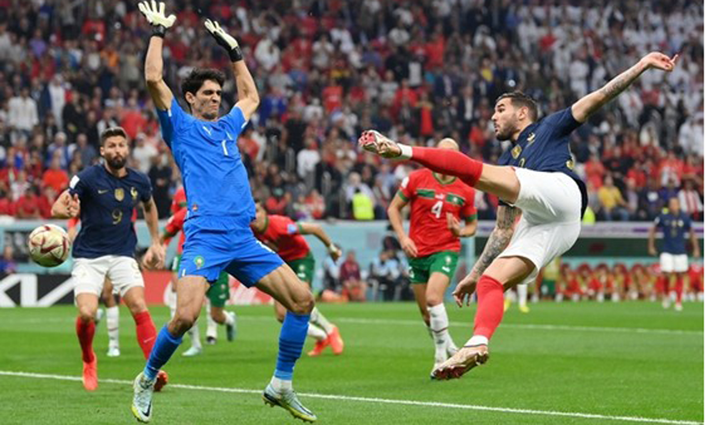 Theo Hernandez bắt vô lê ghi bàn mở tỷ số.