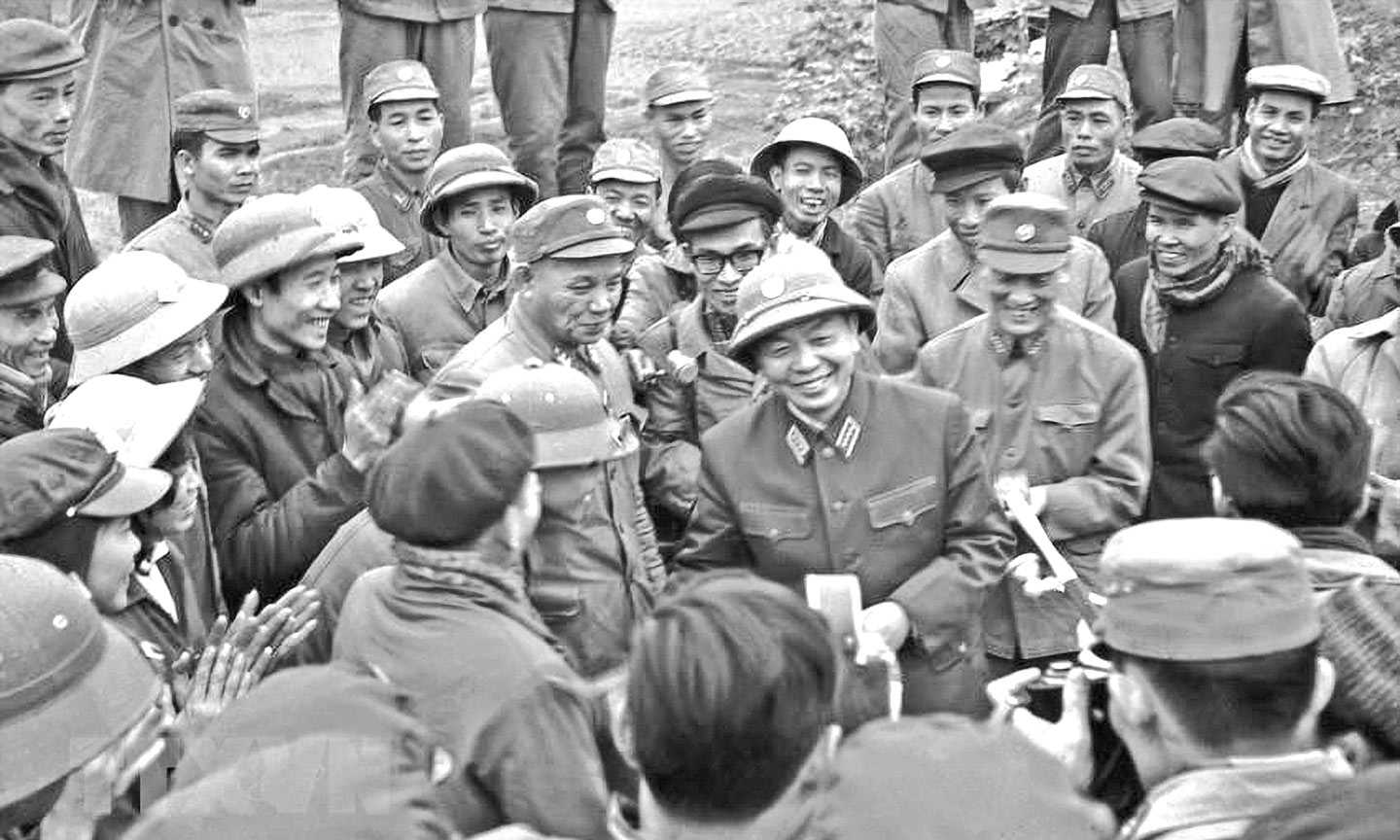 Đại tướng Võ Nguyên Giáp đến thăm các chiến sĩ tự vệ khu phố K và T  (TP. Hà Nội) đã chiến đấu dũng cảm mưu trí, bắn rơi máy bay của Mỹ  đêm 22-12-1972.                                                                                                             Ảnh: TTXVN