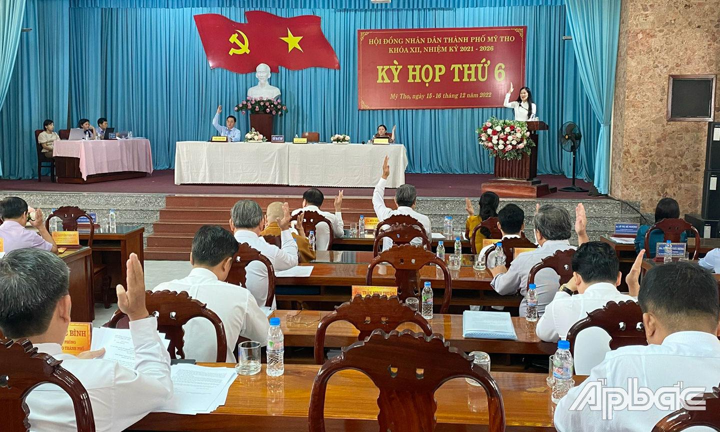 Chú thích: đại biểu HĐND TP Mỹ Tho biểu quyết thống nhất thông qua các nghị quyết quan trọng.