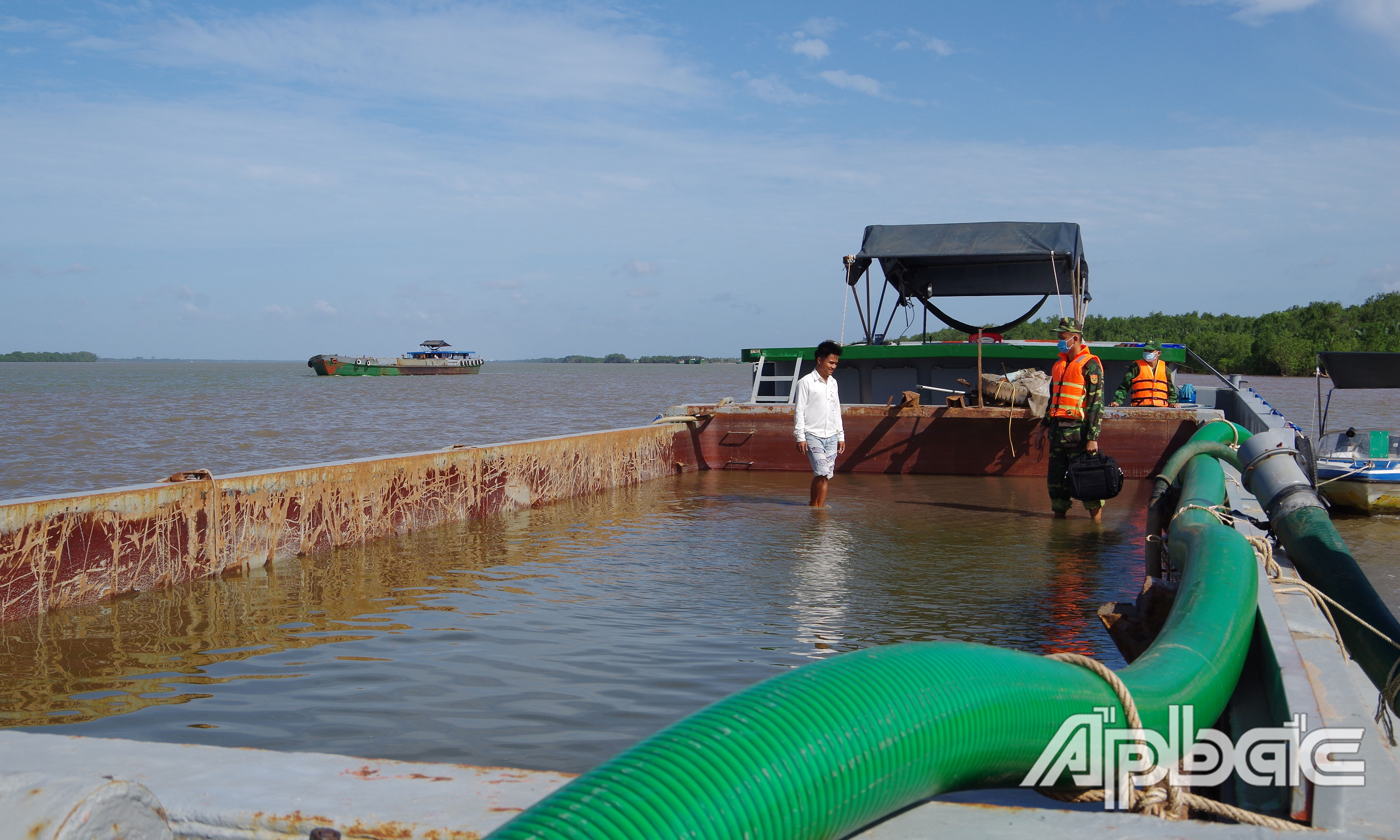 BĐBP Tiền Giang tạm giữ phương tiện khai thác, vận chuyển cát trái phép.